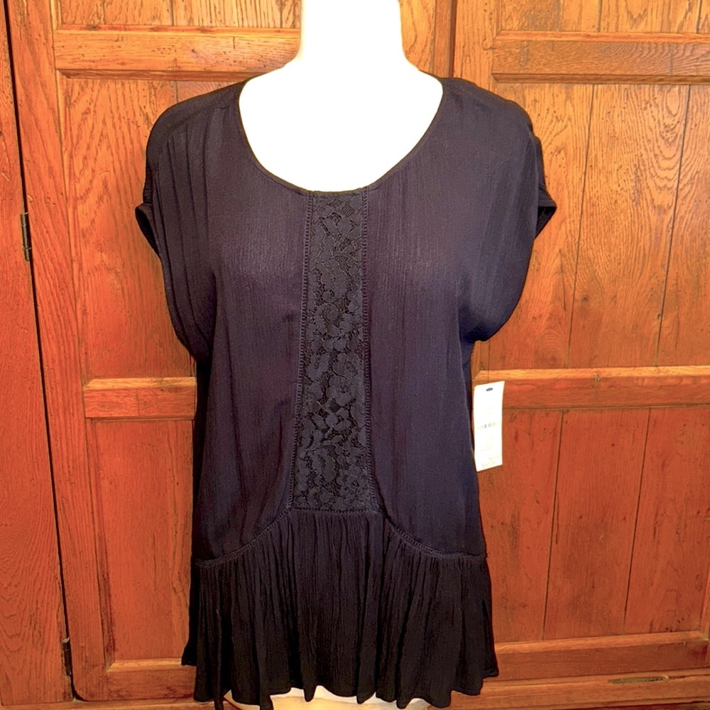 NWT⭐️Beautiful Black TOP with PEPLUM🖤Lacey Panel Center Front💕SIGNATURE STUDIO
